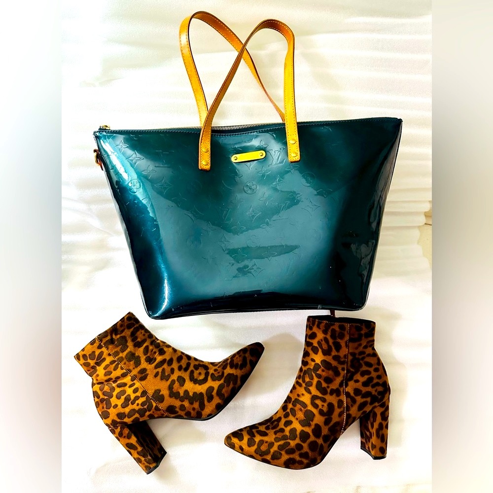 AUTHENTIC Louis Vuitton Bellevue Vernis GM Blu Nuit